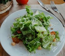 Салат с куриным филе и копчёным сыром