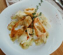 Судак с картофельным пюре и креветочным соусом