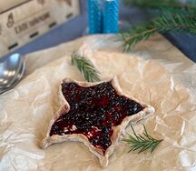 Карельская калитка с пряной брусникой и моцареллой