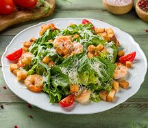 Салат Цезарь с креветками и фирменной заправкой