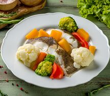 Палтус с овощами на пару