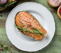 Стейк семги в травах и шампанском с пюре из зеленого гороха