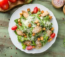 Салат Цезарь с курицей и фирменной заправкой