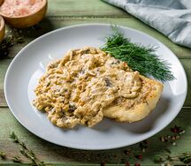 Филе судака со сливочно-грибным соусом