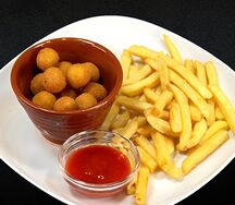 Картофель фри с сырными шариками