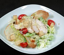 Салат Цезарь с курицей
