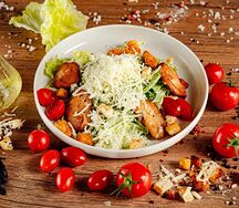 Салат Цезарь с курицей