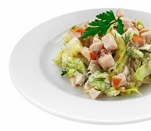 Салат с копченой курицей и сельдереем