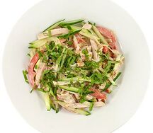 Салат с омлетом и курицей