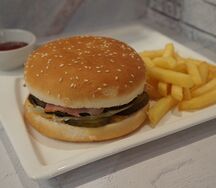 Бургер сырный с беконом