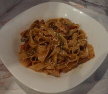 Лапша с курицей и ананасом