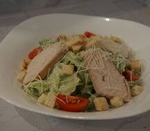 Салат Цезарь с курицей