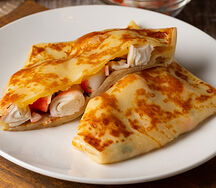 Блин с крабовыми палочками, сыром и зеленью