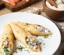 Блин с красной рыбой, сливочным сыром и зеленью