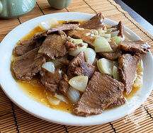 Жареная говядина с луком