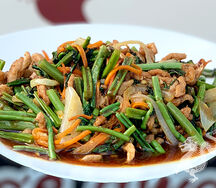 Папоротник жареный с мясом и морковью