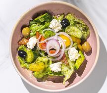 Греческий с соусом песто и адыгейским сыром 