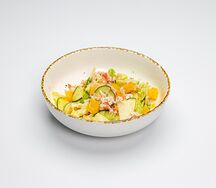 Салат с крабом под соусом манго-маракуйя 