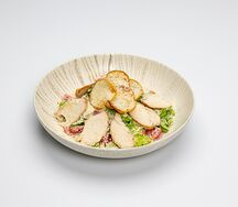 Цезарь с запеченной куриной грудкой