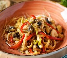 Удон с курицей и овощами