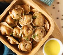 Пельмени с курицей и зеленью