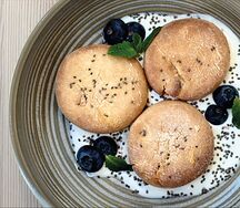 Сырники со сметаной и клубничным джемом