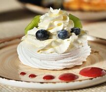 ПП Павлова с киви, голубикой и клубничным джемом
