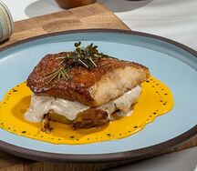 Пангасиус с картофелем и соусом
