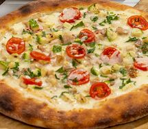 Пицца со сливочной курицей