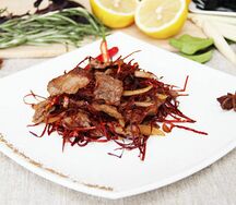Говядина с перцем-соломкой
