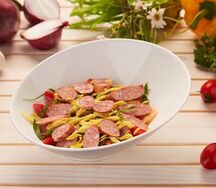 Тёплый салат с копчёными колбасками