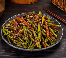 Говядина со стрелками чеснока