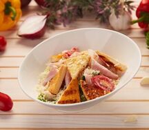 Цезарь с курицей и беконом