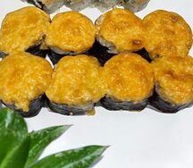 Ролл, запеченный с тунцом и соусом спайси