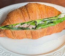 Круассан с тунцом 