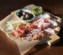 Аперитивы c сырными и мясными деликатесами