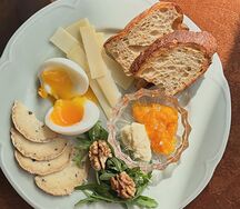 Завтрак с овечьим сыром, тостами, яйцом всмятку, джемом и маслом