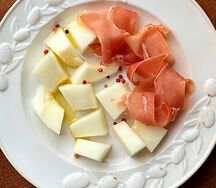 Прошутто крудо с сезонными фруктами