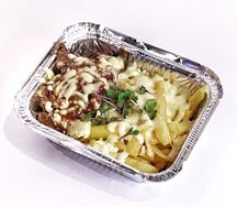 Картофель фри с брискетом из говядины и запеченным сыром