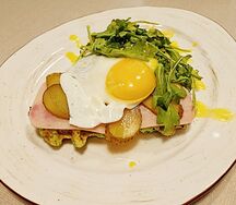 Картофельные вафли с ветчиной, жареным яйцом и сырным соусом