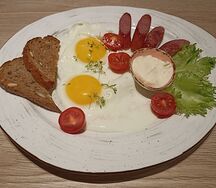 Глазунья с колбасками