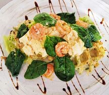 Кабачковые вафли, скрэмбл с креветками под соусом айоли