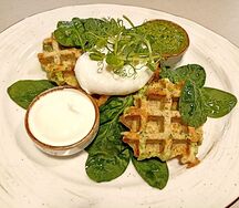 Вафли из брокколи с сыром, яйцом пашот и муссом из авокадо