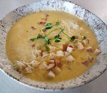 Овощной крем-суп с беконом и пармезаном