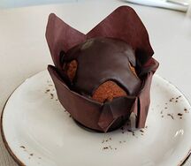 Маффин шоколадный с малиной