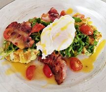 Кабачковые вафли с томатами, беконом и яйцом бенедикт 
