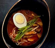 Азиатский острый суп с курицей и овощами