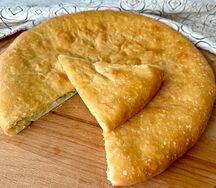 Осетинский пирог с творогом, сыром и зеленым луком