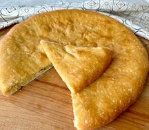 Осетинский пирог с картофелем, сыром и зеленым луком