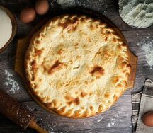Осетинский пирог с курицей, сыром и зеленью 